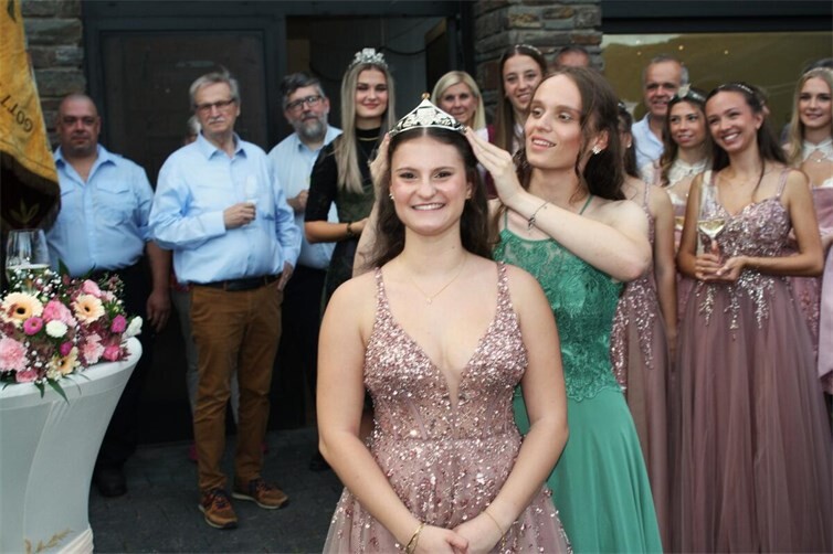 Weinkönigin Elisa hat beim Weinfest in Bremm am Fuße des Calmont die Weinkrone von Vorgängerin Alina übernommen.
