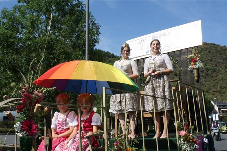 Weinkönigin Estelle I. und ihre Weinprinzessin Jill  wurden von den Festbesuchern in Klotten begeistert begrüßt.