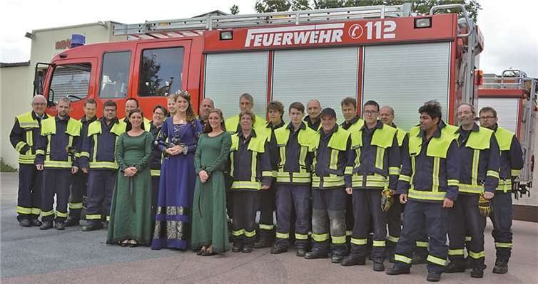 Weinkönigin Eva I. mit den Hofdamen Jenni und Janina bei ihren Kameraden vom Löschzug Heimersheim. privat