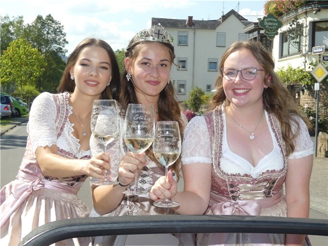 Weinkönigin Eva I. und ihre beiden Prinzessinnen Zuzanna und Samira fuhren im schmucken Cabrio zur Festwiese.