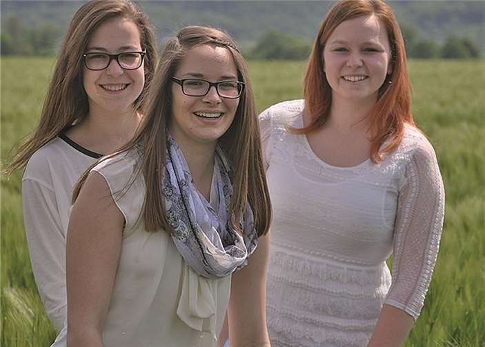 Weinkönigin Eva II. (Kries) mit ihren Prinzessinnen Julia (Pfitzner) und Julia (Becker).privat