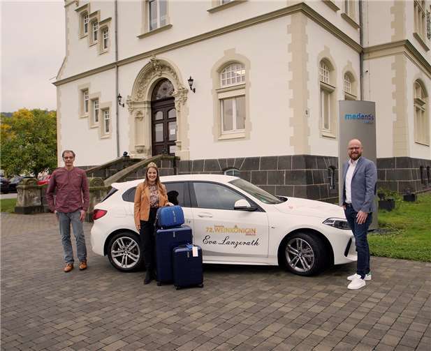 Weinkönigin Eva Lanzerath freut sich über das Kofferset, dass sie von medentis medical erhielt. Fotos: privat