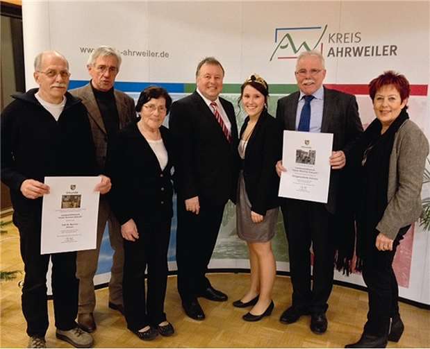 Weinkönigin Evelyn Creuzberg und Bürgermeister Fred Sebastian mit Landrat Dr. Jürgen Pföhler und den Mitstreitern bei der Bewerbung - Ingrid Näkel-Surges für den Tourismus, Leni Großgarten für den Bereich Senioren und Bernd Schreiner für die Bilddokumentation sowie Willi Gieler für den Sonderpreis.  privat