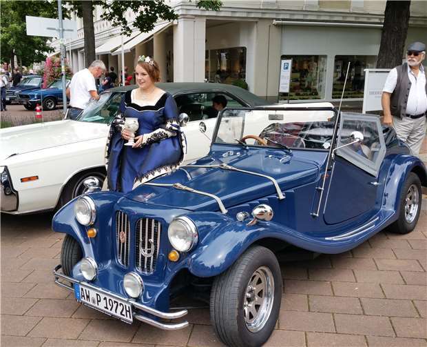 Weinkönigin Franziska I. von Heimersheim besuchte die Veranstaltung „Oldtimer im Park“. Martina Krupp