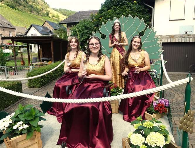Weinkönigin Franziska grüßte beim Wein- und Heimatfest mit ihren Prinzessinnen Veronica, Carina und Carolin vom schmucken Motivwagen.