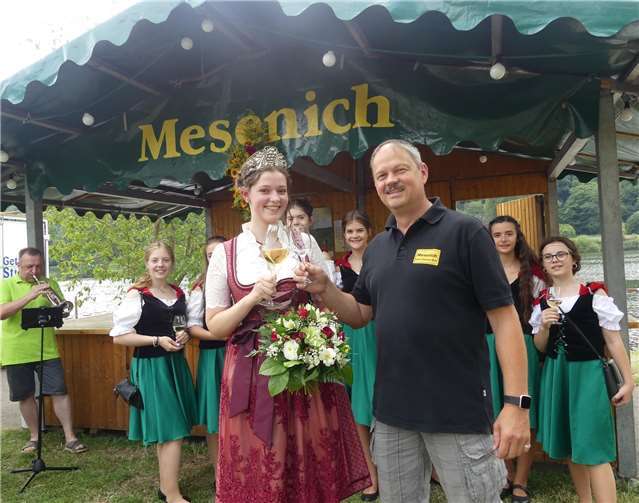 Weinkönigin Jil I. hieß die Besucher zum 68. Mesenicher Weinfest in den örtlichen Moselanlagen willkommen.Fotos:-TE-