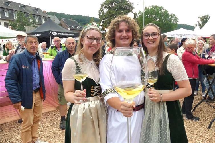 Weinkönigin Johanna und ihre Prinzessin Sabrina eröffneten zusammen mit Bacchus Linus das Weinfestival in Ernst. Fotos: TE