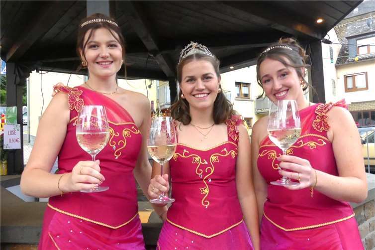 Weinkönigin Judith I. und ihre beiden Prinzessinnen Elisa und Zoe eröffneten in Dieblich das traditionelle Weinspektakel. Fotos: TE