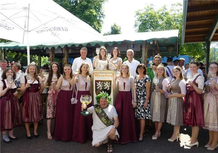 Weinkönigin Jule und Weinprinzessin Jana eröffneten das Weinfest im Beisein von prominenten Gästen. Fotos: TE