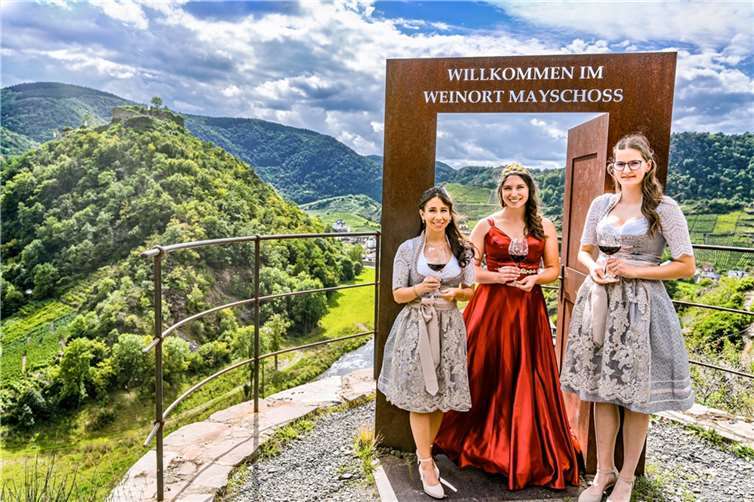 Weinkönigin Jule und die Weinprinzessinnen Melina und Carlott freuen sich auf viele Gäste.  Foto: privat