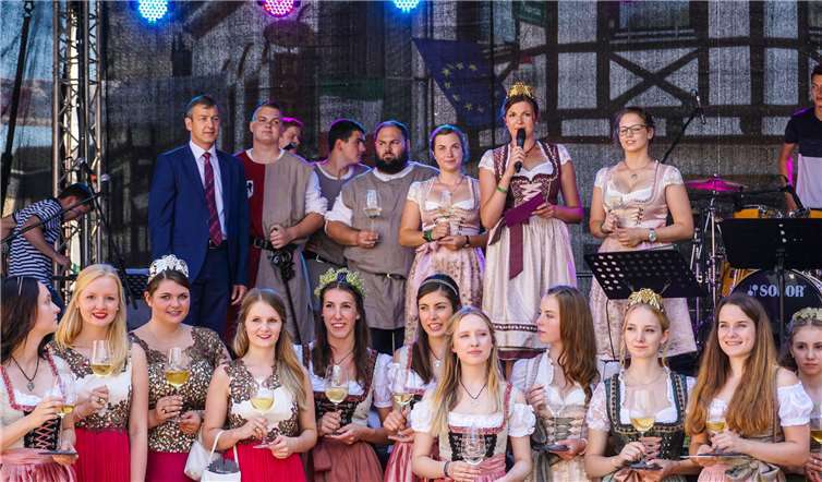 Weinkönigin Julia I. hieß alle Gäste auf dem Marktplatz herzlich willkommen.  EP