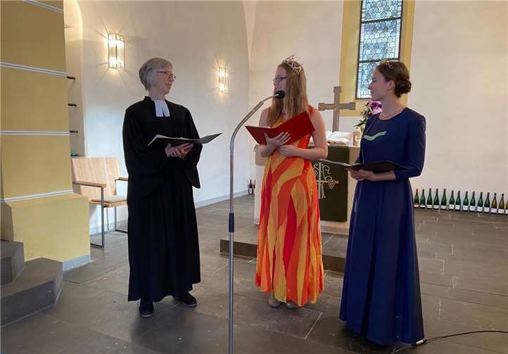 Weinkönigin Julia Richter und Weinhex Jacqueline Krause gestalteten die Predigt mit. Foto: privat