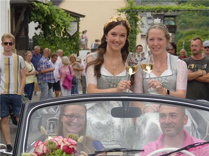 Weinkönigin Julia und ihre Mitstreiterin Christina eröffnetenim Anschluss an den Festumzug das traditionelle Poltersdorfer Weinfest.