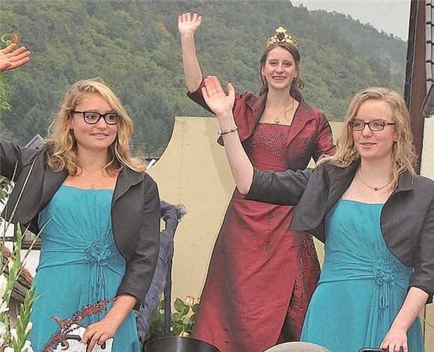 Weinkönigin Juliana I. Groß hoch zu Wagen mit ihren Prinzessinnen Maike Stephan und Laura Küls.