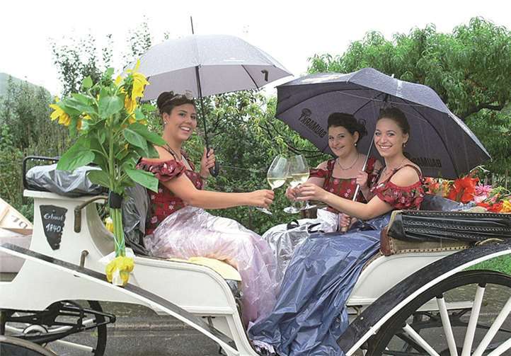Weinkönigin Katharina I. und ihre beiden Weinprinzessinnen Sophie und Anna-Lena strahlten auch bei Regenwetter.