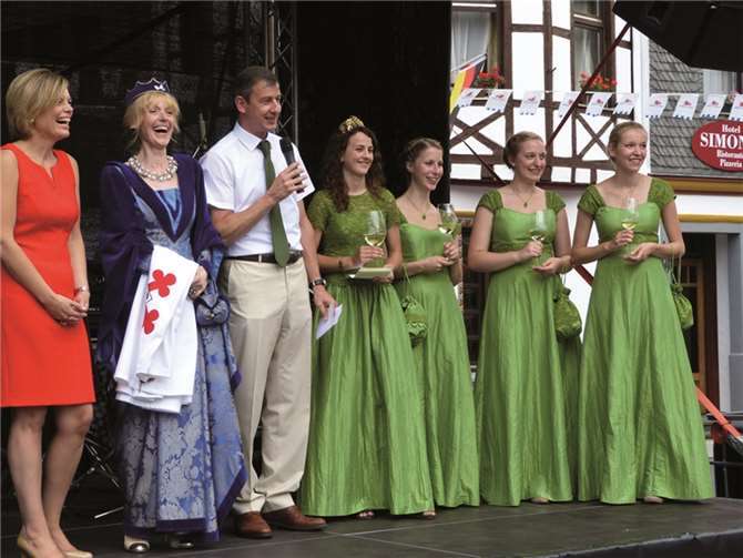 Weinkönigin Katharina mit ihren Prinzessinnen Franziska, Maria und Johanna eröffneten das Fest; Julia Klöckner (l.) wurde zur moselländischen Burgherrin von Kobern-Gondorf ernannt.privat