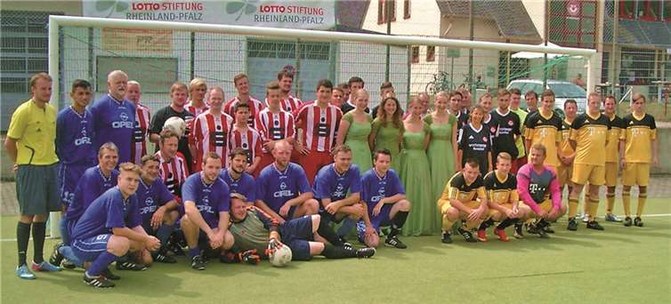 Weinkönigin Katharina mit ihren Prinzessinnen, die Mannschaften der vier Ortsteile und Schiedsrichter Lucas Schmitz freuen sich auf ein spannendes Turnier.privat