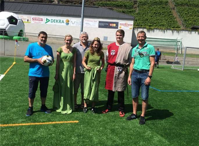 Weinkönigin Katharina und Burggraf Nils führten, mit passendem Schuhwerk, den Anstoß zum ersten Spiel der Ortsteilemeisterschaft aus.privat