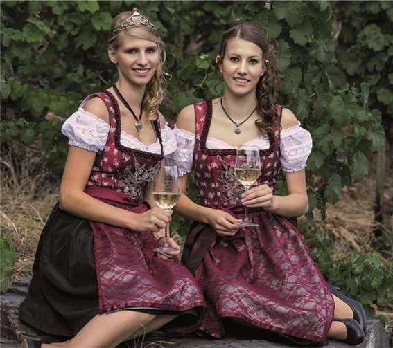 Weinkönigin Kathrin I. und Prinzessin Anna-Lena.  Privat