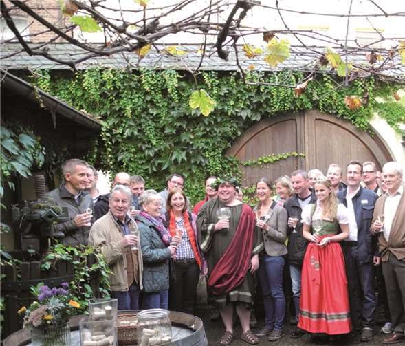 Weinkönigin Kathrin von Leutesdorf und Bacchus Torsten halten die Wanderer sichtlich bei Laune. privat