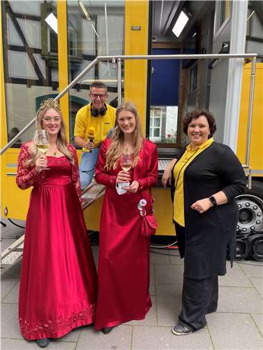Weinkönigin Kerstin I. (v.li.n.re.), Frank Jenschar, Weinprinzessin Anne und Steffi Stronczyk vor dem Hitcat-Bus. Foto: SWR 1