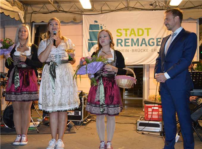 Weinkönigin Lara Vanessa Huhn und ihrer Weinprinzessinnen Carina Werff und Alicia Lepoldt wurden feierlich verabschiedet.