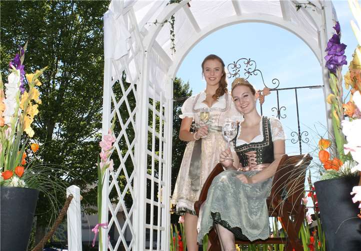 Weinkönigin Lara und Weinprinzessin Darlene strahlten von ihrem Festwagen aus mit der Moselsonne um die Wette.