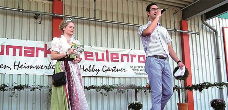 Weinkönigin Laura I. informierte im röhrig-hagebaumarkt in Thüringen beim Moselweinfest über den Moselwein und die Ferienregion Mosel und konnte viele Besucher begeistern. privat