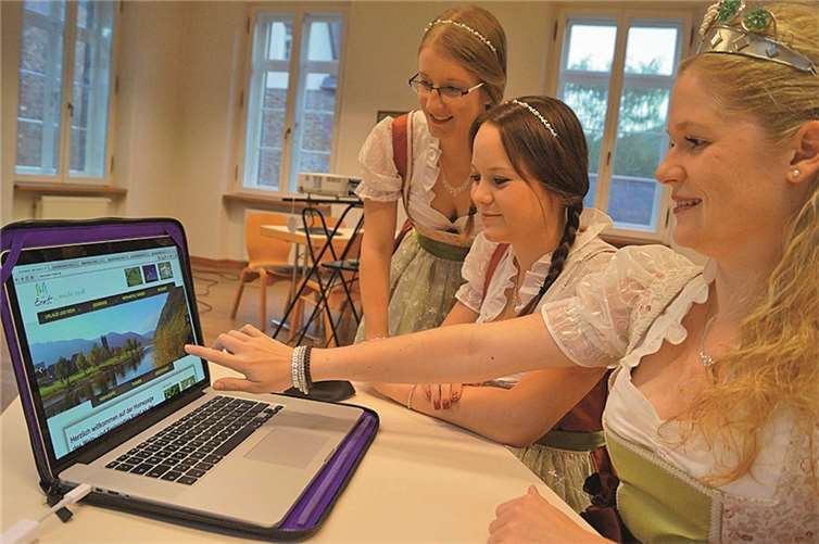 Weinkönigin Laura I. und ihre beiden Prinzessinnen schauten sich als erste im Bürgerhaus von Ernst die neue Homepage ihrer Gemeinde an. MT