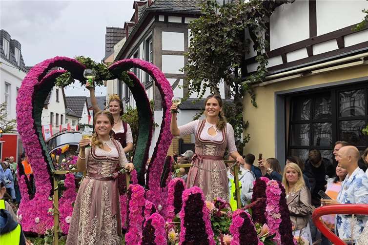 Weinkönigin Lea teilte sich mit den Weinprinzessinnen Lilian und Nina den vorletzten Wagen - ebenfalls prachtvoll geschmückt.Fotos: SvM