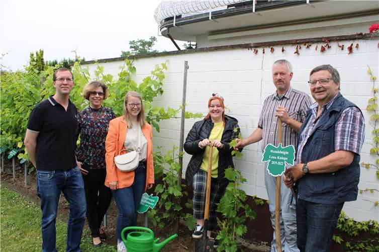Weinkönigin Lena Knieps (vierte von links) pflanzte am westlichen Bachemer Ortseingang ihre Ehren-Rebe, flankiert von (von rechts) Ortsvorsteher Ulrich Stieber, Heinz Kurth (Ortsbeiratsmitglied), Weinprinzessin Christina Ismar, Melanie Giffels (Vorsitzende Arbeitskreis Weinfest Bachem) und Johannes Stieber (stellvertretender Ortsvorsteher).  Foto: DU