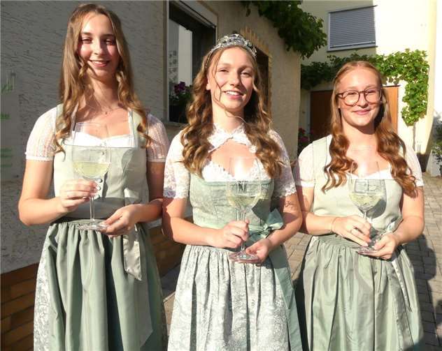 Weinkönigin Leonie eröffnete mit ihren beiden Prinzessinnen Amelie und Nike das traditionelle Fankeler Weinfest. Fotos: TE