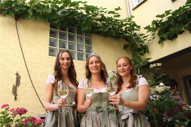 Weinkönigin Leonie und ihre beiden Prinzessinnen Amelie und Nike hießen die erwartungsfreudigen Besucher zum Fankeler Weinfest willkommen.