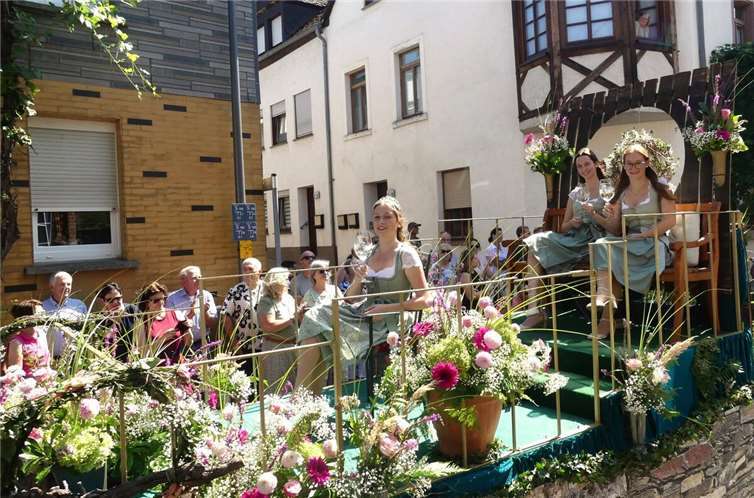 Weinkönigin Leonie und ihre beiden Prinzessinnen Amelie und Nike grüßten beim Bruttiger Festumzug vom majestätischen Motivwagen. Fotos: TE
