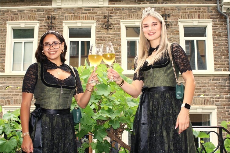 Weinkönigin Lilly Schlagkamp (re.) und Weinprinzessin Flora Herudek haben im Moselort Senheim die Weinregentschaft übernommen.