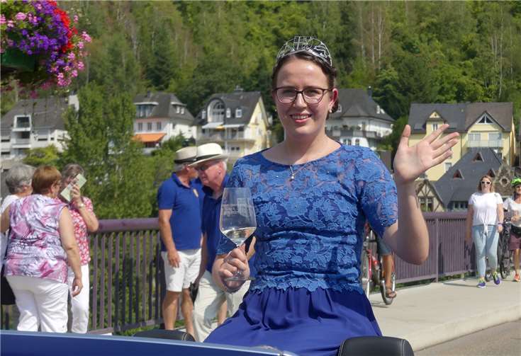 Weinkönigin Lisa II. winkte den Festbesuchernaus einem schmucken Cabriolet zu.