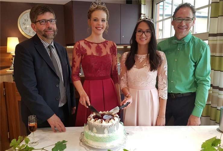 Weinkönigin Lisa Laux und Weinprinzessin Bichi Pham freuen sich über die neue „Beerenauslese“, überreicht von Herbert Budweg (re.) und WOlfgang Lambertz (li.).TE