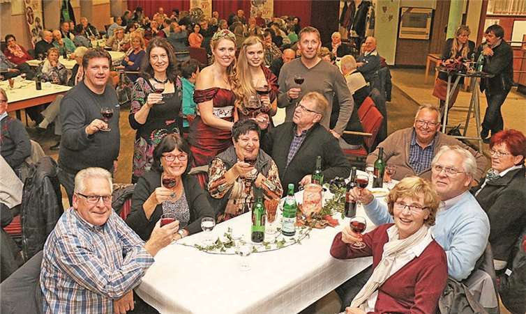 Weinkönigin Lisa, Prinzessin Iris, Eva Flügge Ortsbürgermeister und Beigeordneter stoßen mit den Gästen auf die Maateljass an. SES