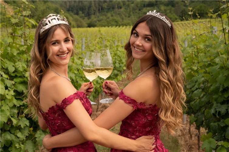 Weinkönigin Lisa (re.) und Weinprinzessin Julie. Foto: privat
