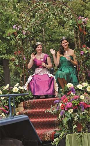 Weinkönigin Lisa und ihre Prinzessinnen durften beim Umzug nicht fehlen.