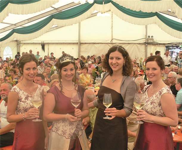 Weinkönigin Lisa und ihre beiden Prinzessinnen Laura und Linda konnten auch Moselweinkönigin Kathrin (2.v.r.) zum Winzerfest begrüßen.  TE