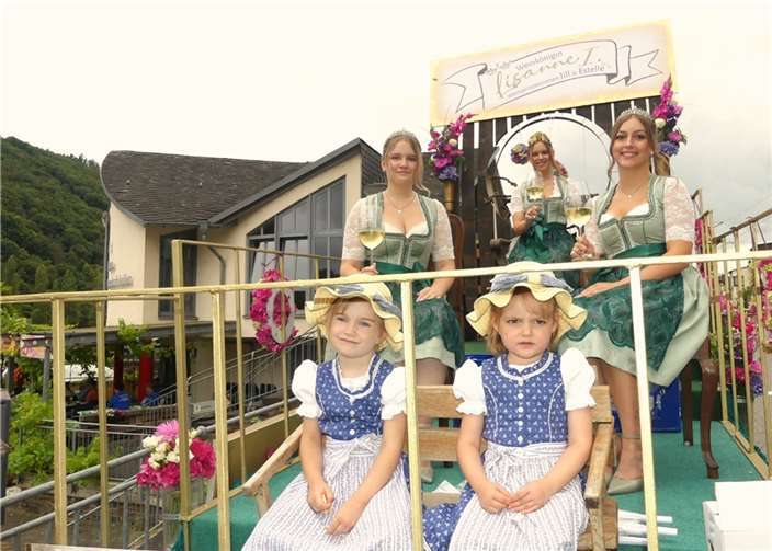 Weinkönigin Lisanne I. eröffnete mit ihren beiden Prinzessinnen Jill und Estelle die gut besuchte Jubiläumsveranstaltung.