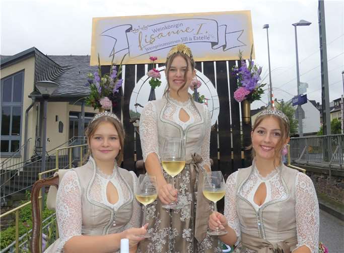 Weinkönigin Lisanne und ihre beiden Weinprinzessinnen Jill und Estelle haben in Klotten die Regentschaft übernommen.  Fotos: TE