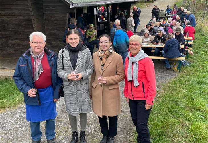 Weinkönigin Mara (2. v.l.) und die Weinprinzessinn Anna (3. v.l.) mit den Vorsitzenden Annette Sebastian und Edgar Flohe.Foto:Jennifer Holzberger