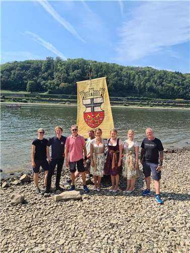 Weinkönigin Maria Rechmann und ihre Prinzessinnen Lea Adenauer und Saskia Corvinius wurden im stattlichen Bötchen durch den Kanu Club Unkel e.V. begleitet.  Foto: Harald Mundus