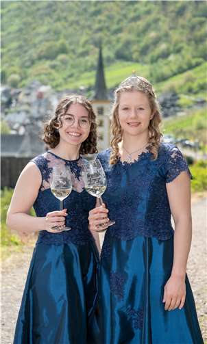 Weinkönigin Marie I. und Weinprinzessin Leonie.  Quelle: Orgateam Weinfest