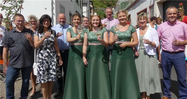 Weinkönigin Marie I. und ihre beiden Prinzessinnen Elisabeth und Viktoria eröffneten das Fest.Fotos: TE