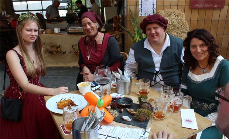 Weinkönigin Melina Zeyen, Nicole Lüdiger, Rüdiger Fuhrmann, Eva Flüge (v.l.n.r.). Fotos: -WITE-