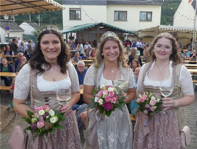 Weinkönigin Michaela eröffnete mit ihren Prinzessinnen Melanie und Eva das beliebte Fankeler Weinfest.