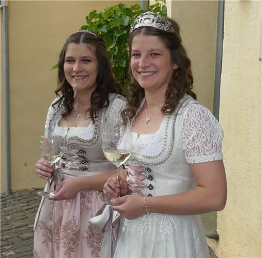 Weinkönigin Michaela und Weinprinzessin Melanie hießen die zahlreichen Gäste zum Weinfest willkommen.